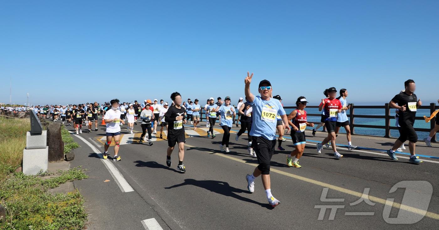 제주특별자치도가 주최하고 사단법인 제주특별자치도관광협회가 주관으로 열린 &#39;제28회 제주국제관광마라톤축제&#39; 참가자들이 제주시 구좌읍 해맞이해안로를 달리고 있다. 2024.5.19./뉴스1 ⓒ News1 오미란 기자