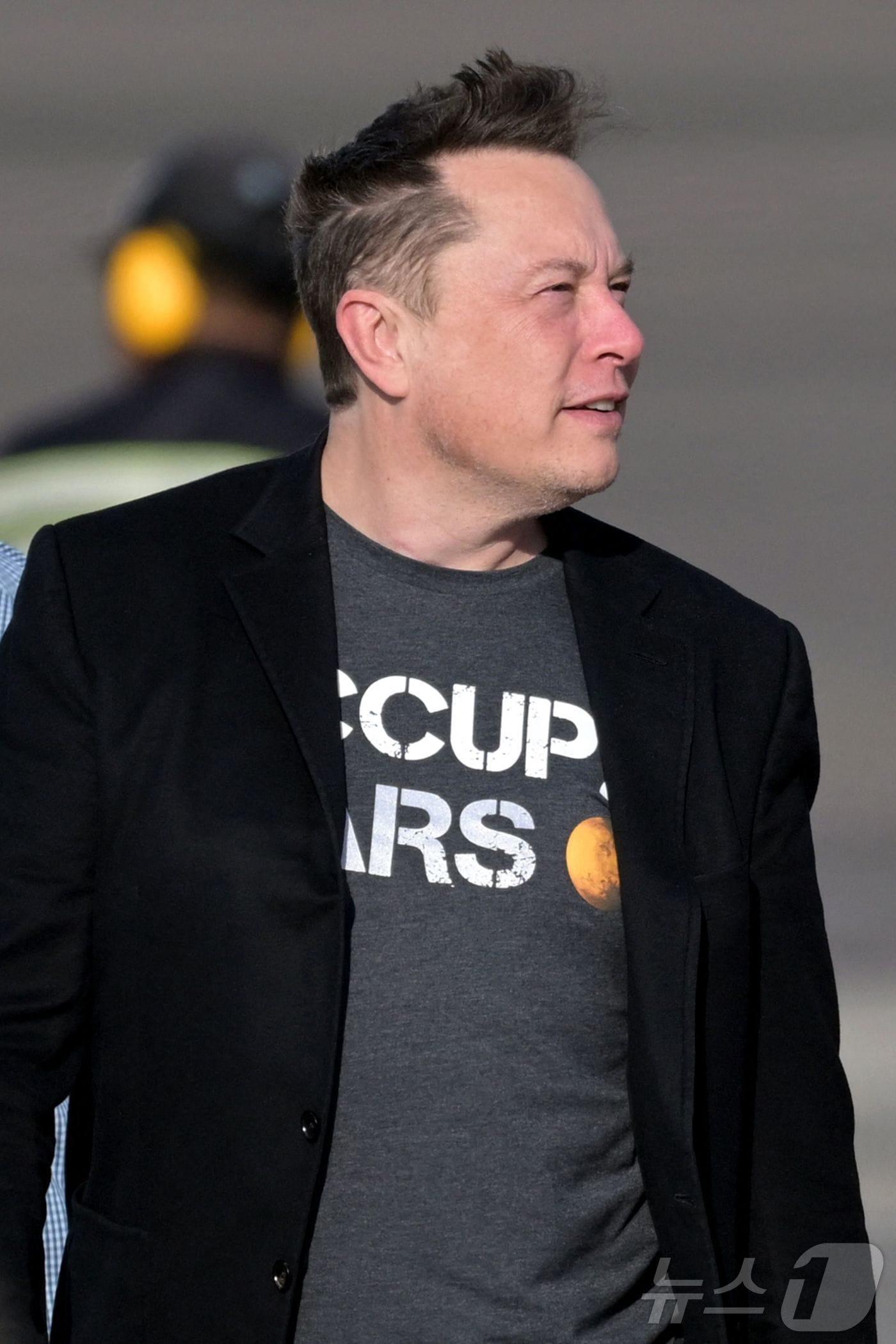 본문 이미지 - 일론 머스크 스페이스X CEO가 19일(현지시간) 인도네시아 스타링크 서비스 출범식에 참석하기 위해 발리 섬 덴파사르의 공항에 도착을 하고 있다. 2024.05.19 ⓒ AFP=뉴스1 ⓒ News1 우동명 기자