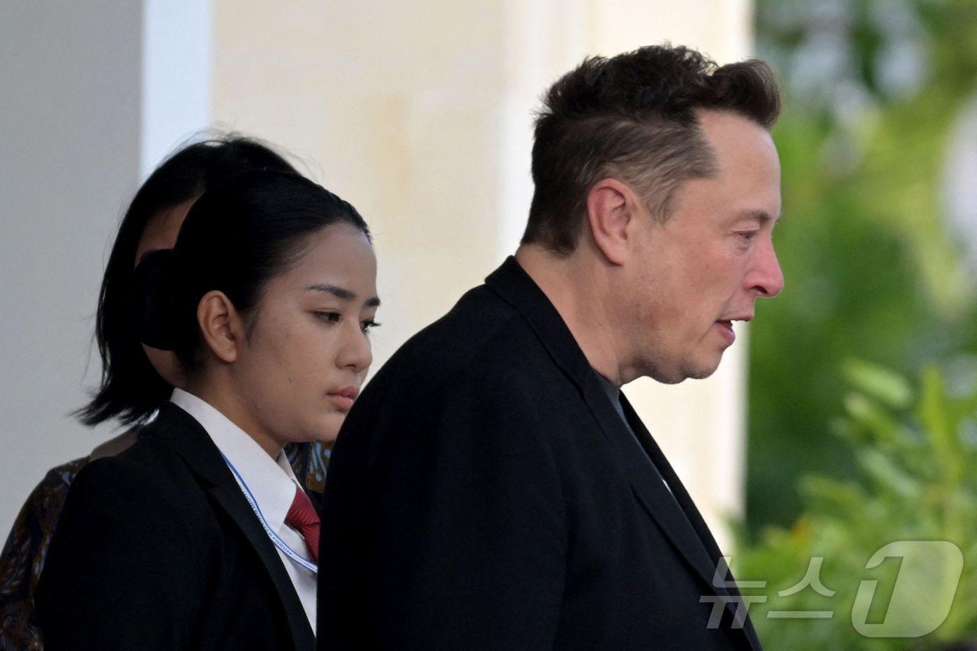 일론 머스크 스페이스X CEO가 19일&#40;현지시간&#41; 인도네시아 스타링크 서비스 출범식에 참석하기 위해 발리 섬 덴파사르의 공항에 도착을 하고 있다. 2024.05.19 ⓒ AFP=뉴스1 