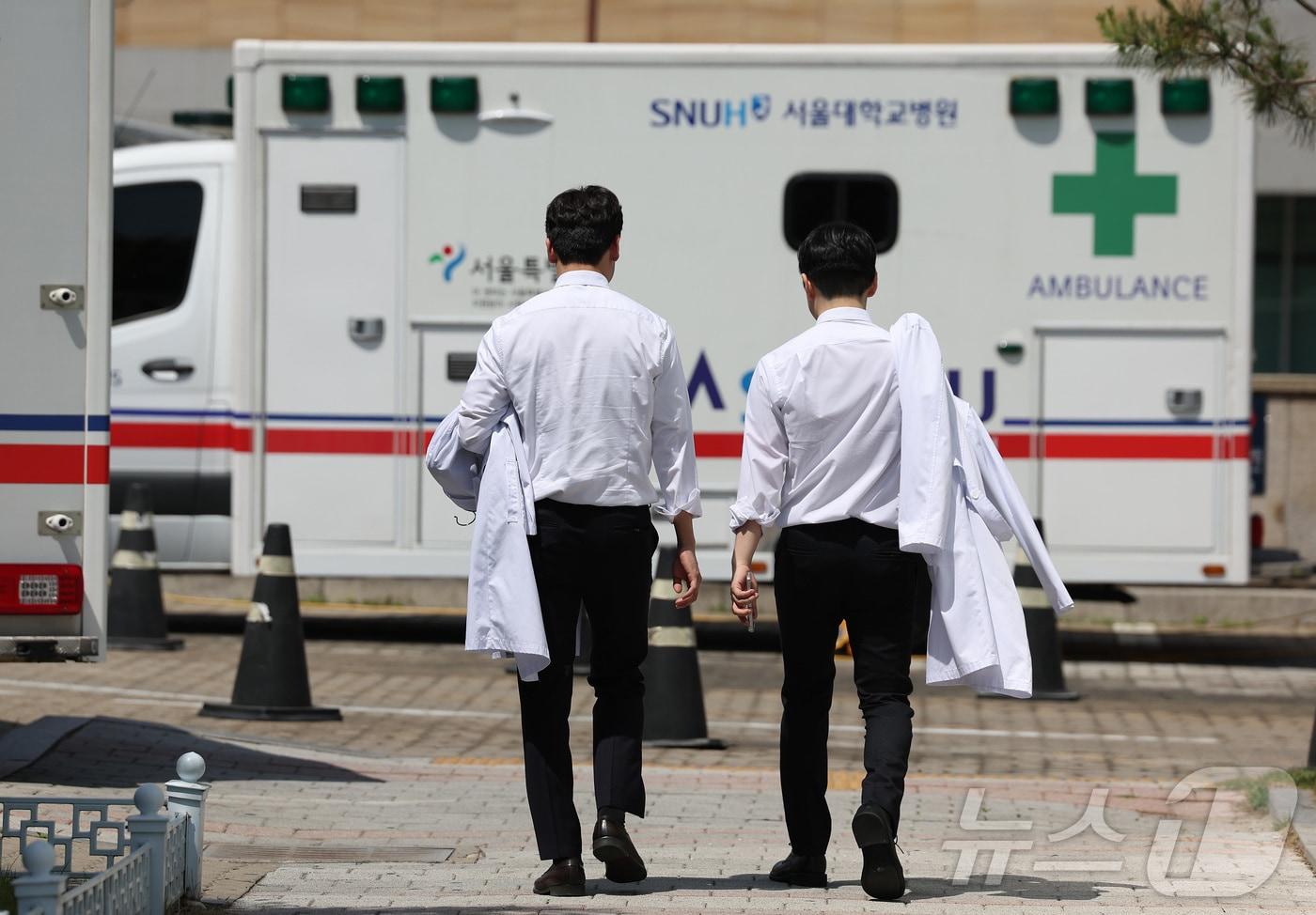 본문 이미지 - 의료계가 제기한 의대증원 집행정지 신청을 법원이 기각·각하하면서 의정갈등이 고조되고 있는 가운데 19일 서울 시내의 한 대형병원에서 의료진이 이동하고 있다. 2024.5.19/뉴스1 ⓒ News1 김민지 기자