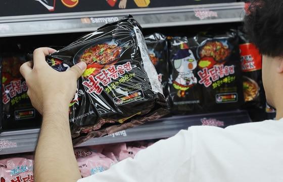 본문 이미지 - 서울의 한 대형마트에서 외국인관광객이 라면을 구입하고 있다. 2024.5.19/뉴스1 ⓒ News1 박지혜 기자