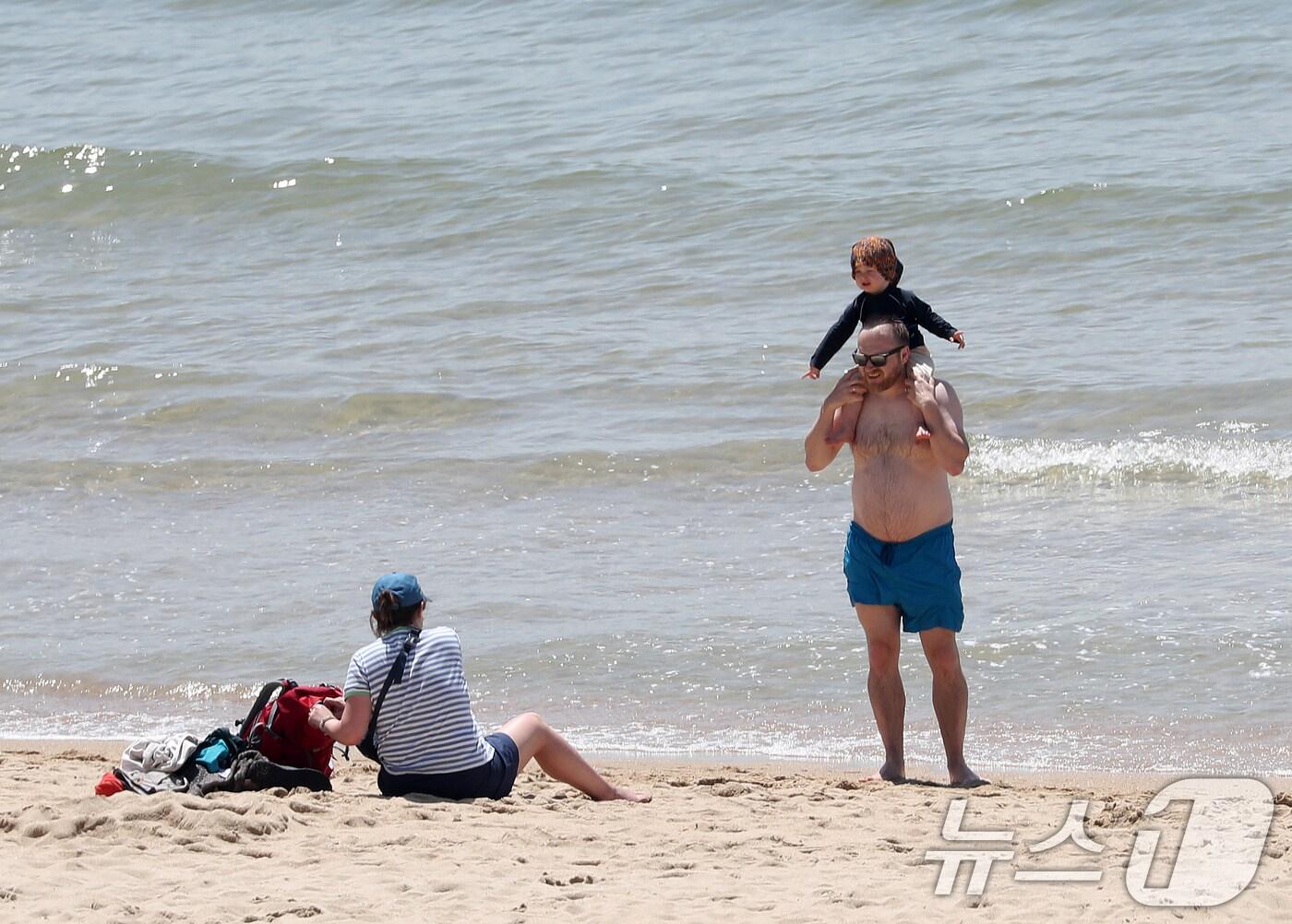 본문 이미지 - 초여름 날씨를 보인 5월19일 부산 해운대해수욕장을 찾은 외국인 가족이 물놀이를 즐기고 있다. 2024.5.19/뉴스1 ⓒ News1 윤일지 기자