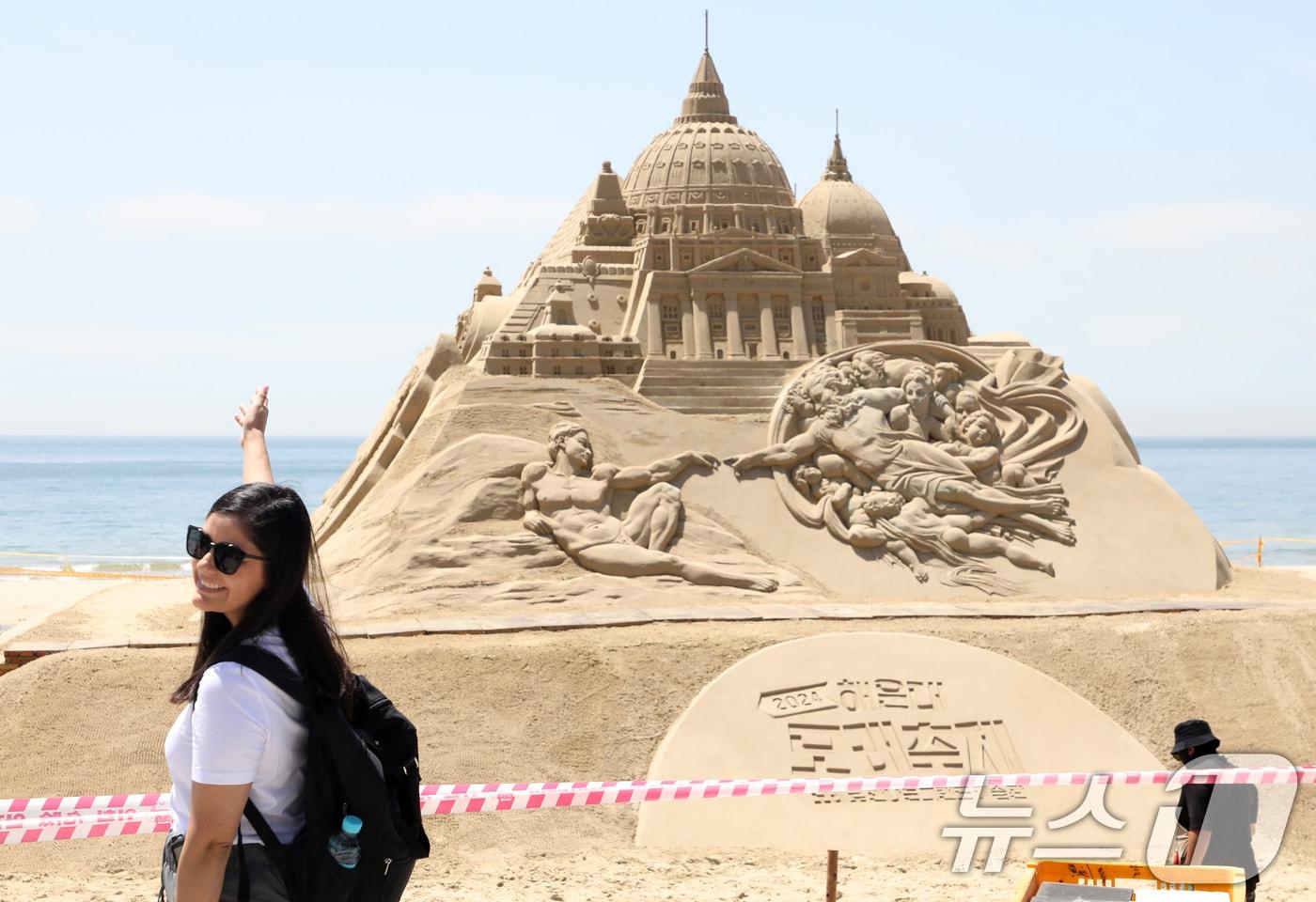 본문 이미지 - 초여름 날씨를 보인 19일 부산 해운대해수욕장에서 국내외 모래작가들이 제작한 작품들이 모습을 드러내고 있다. 해운대 모래축제는 오는 24일부터 27일까지 열리며, 모래 조각작품 전시는 6월 9일까지 계속된다. 2024.5.19/뉴스1 ⓒ News1 윤일지 기자