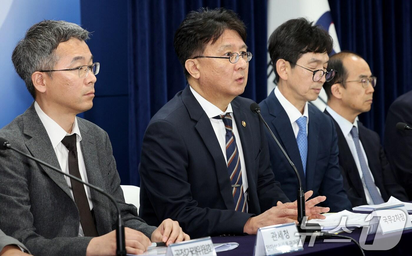 본문 이미지 - 이정원 국무조정실 국무2차장(왼쪽 두번째)이 19일 오후 서울 정부서울청사 브리핑실에서 해외직구 대책 관련 추가 브리핑을 하고 있다. 정부는 최근 붉어진 해외직구 규제 논란과 관련해 위해성이 확인된 제품만 반입 차단하겠다고 밝혔다. 2024.5.19/뉴스1 ⓒ News1 장수영 기자