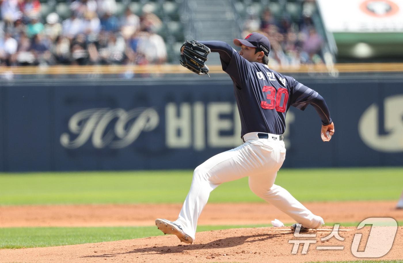 롯데 선발투수 이민석이 19일 오후 서울 송파구 잠실야구장에서 열린 프로야구 '2024 신한 SOL 뱅크 KBO리그' 롯데 자이언츠와 두산 베어스의 경기에서 역투하고 있다. 2024.5.19/뉴스1 ⓒ News1 박지혜 기자