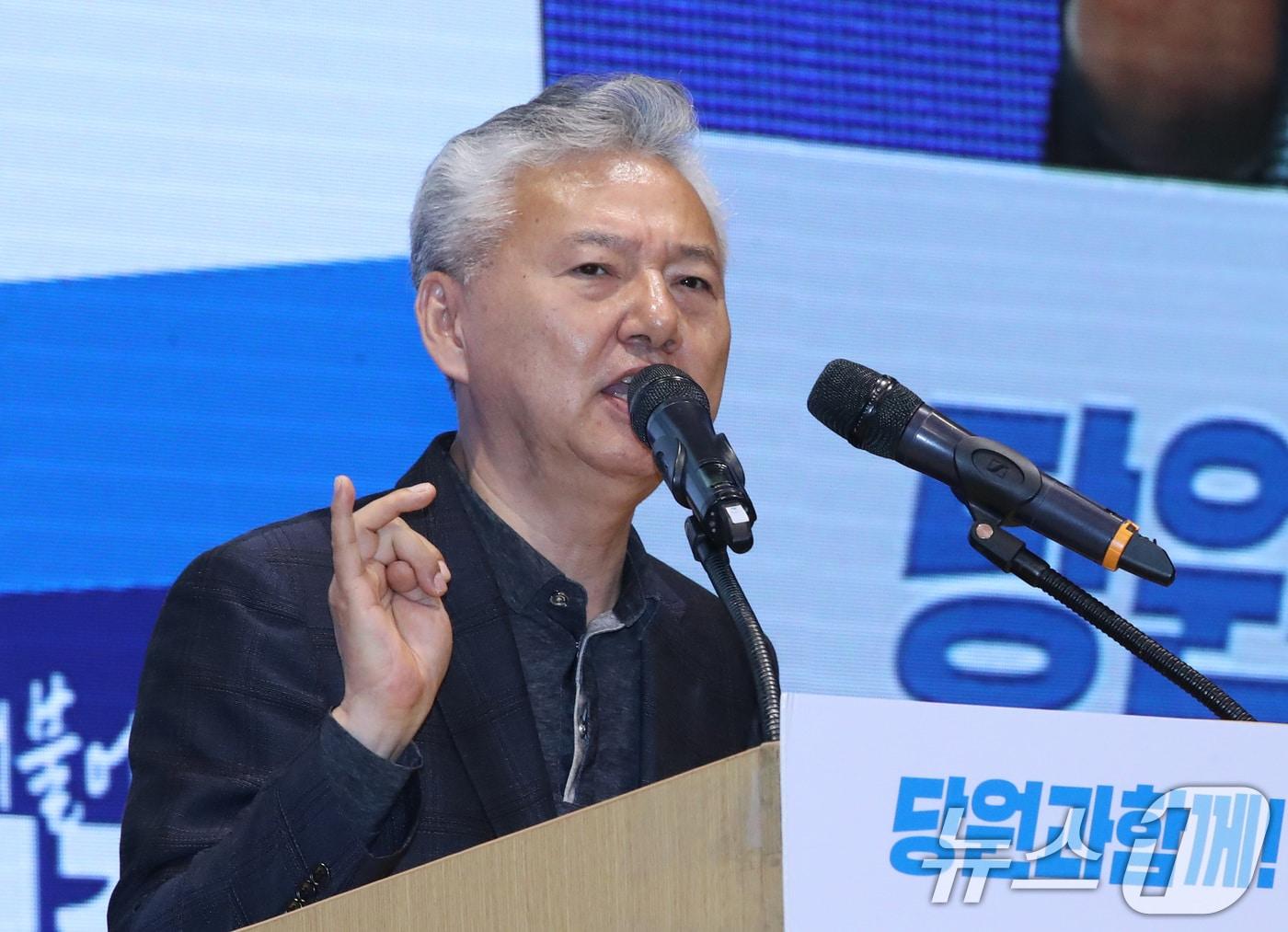 본문 이미지 - 홍성국 더불어민주당 세종시당위원장이 지난 19일 대전 유성구 대전컨벤션센터&#40;DCC&#41;에서 열린 ‘당원과 함께-민주당이 합니다’ 충청 컨퍼런스에서 인사말을 하고 있다. 홍 위원장이 사실상 정계은퇴를 선언하면서 공석이 된 세종갑 지역위원장 자리를 놓고 5명이 후보들이 경쟁을 벌이고 있다. 2024.5.19/뉴스1 ⓒ News1 김기태 기자