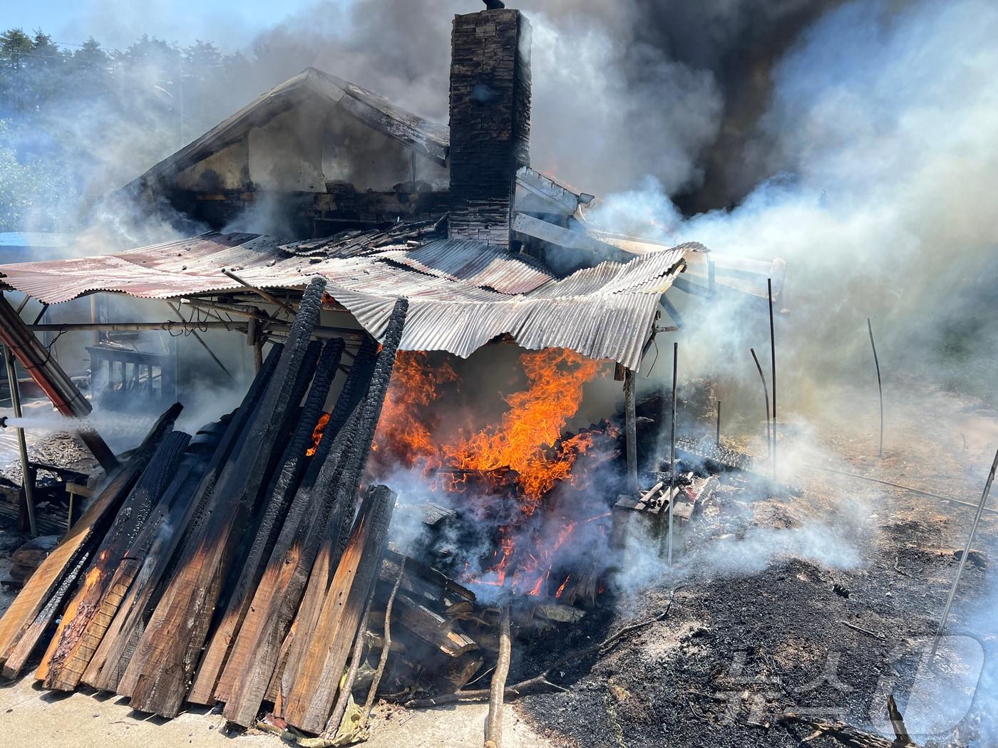 본문 이미지 - 19일 낮 12시 20분쯤 강원 강릉시 연곡면 삼산리 한 단독주택에서 발생한 불이 2시간 12만인 오후 2시 32분쯤 꺼진 가운데, 이날 화재로 그 집에 있던 주인 A 씨&#40;70&#41;가 대피 중 팔에 1~2도의 화상을 입는 등의 피해가 발생했다. &#40;강원도 소방본부 제공&#41; 2024.5.19/뉴스1