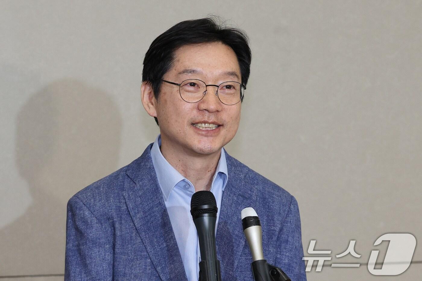 본문 이미지 - 영국 유학 중인 김경수 전 경남도지사가 19일 인천국제공항을 통해 귀국한 후 취재진의 질의에 답변하고 있다. 김 전 지사는 고(故) 노무현 전 대통령 15주기 추도식에 참석하기 위해 귀국했다. 2024.5.19/뉴스1 ⓒ News1 신웅수 기자