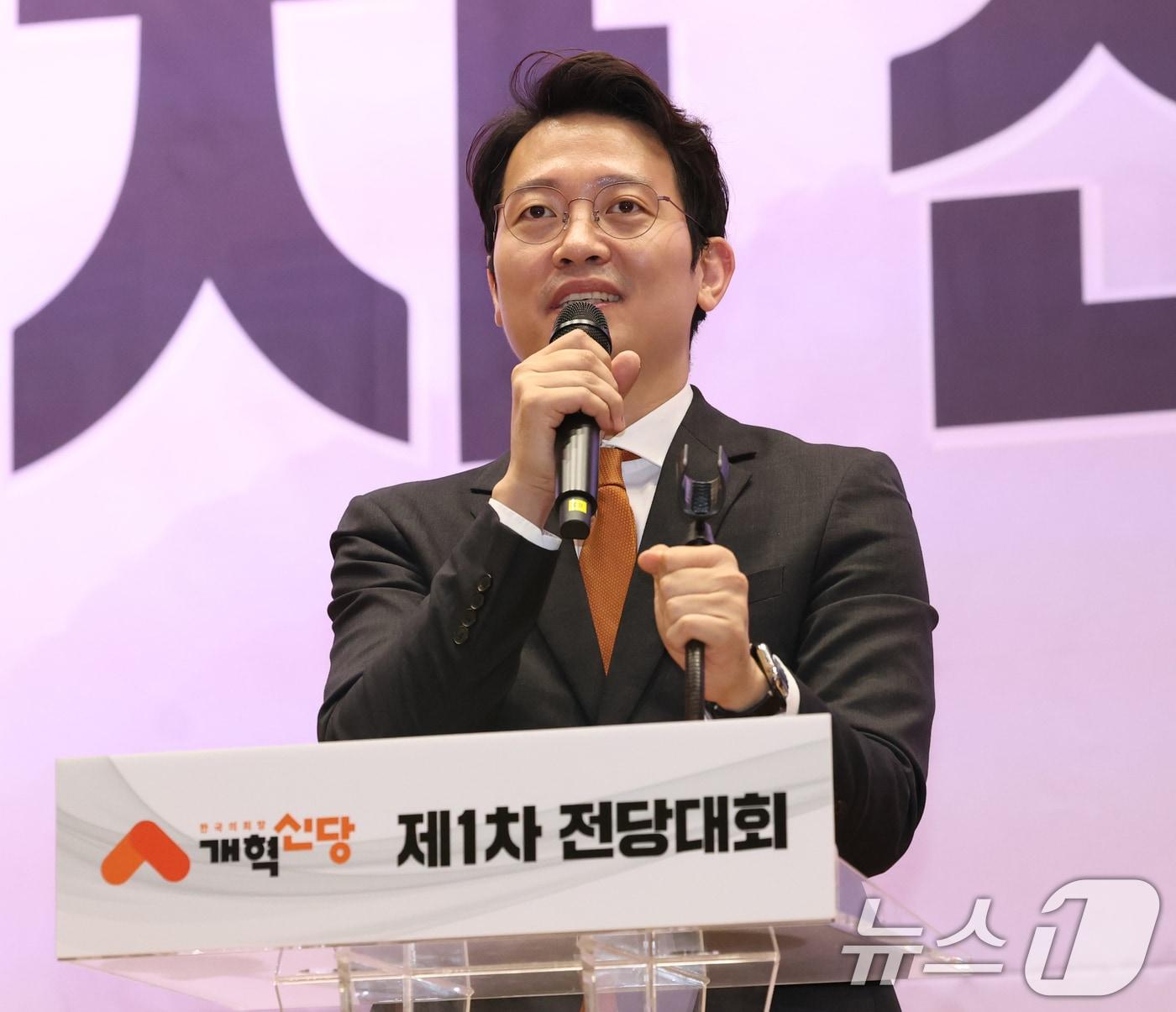 본문 이미지 - 이기인 개혁신당 신임 최고위원이 19일 서울 여의도 국회 의원회관에서 열린 개혁신당 전당대회에서 인사말을 하고 있다. 2024.5.19/뉴스1 ⓒ News1 송원영 기자