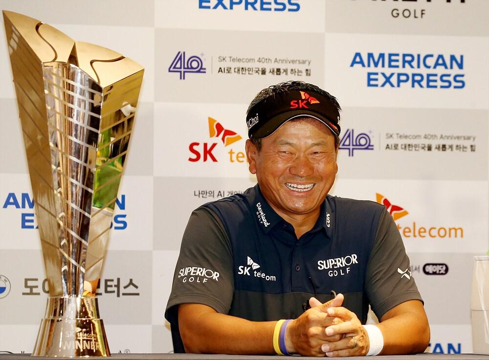 본문 이미지 - 최경주가 19일 제주도 서귀포시 핀크스 골프클럽에서 열린 한국프로골프(KPGA) 투어 SK텔레콤 오픈에서 우승을 차지한 뒤 기자회견에서 소감을 말하고 있다. (KPGA 제공) 2024.5.19/뉴스1 ⓒ News1 포토공용 기자