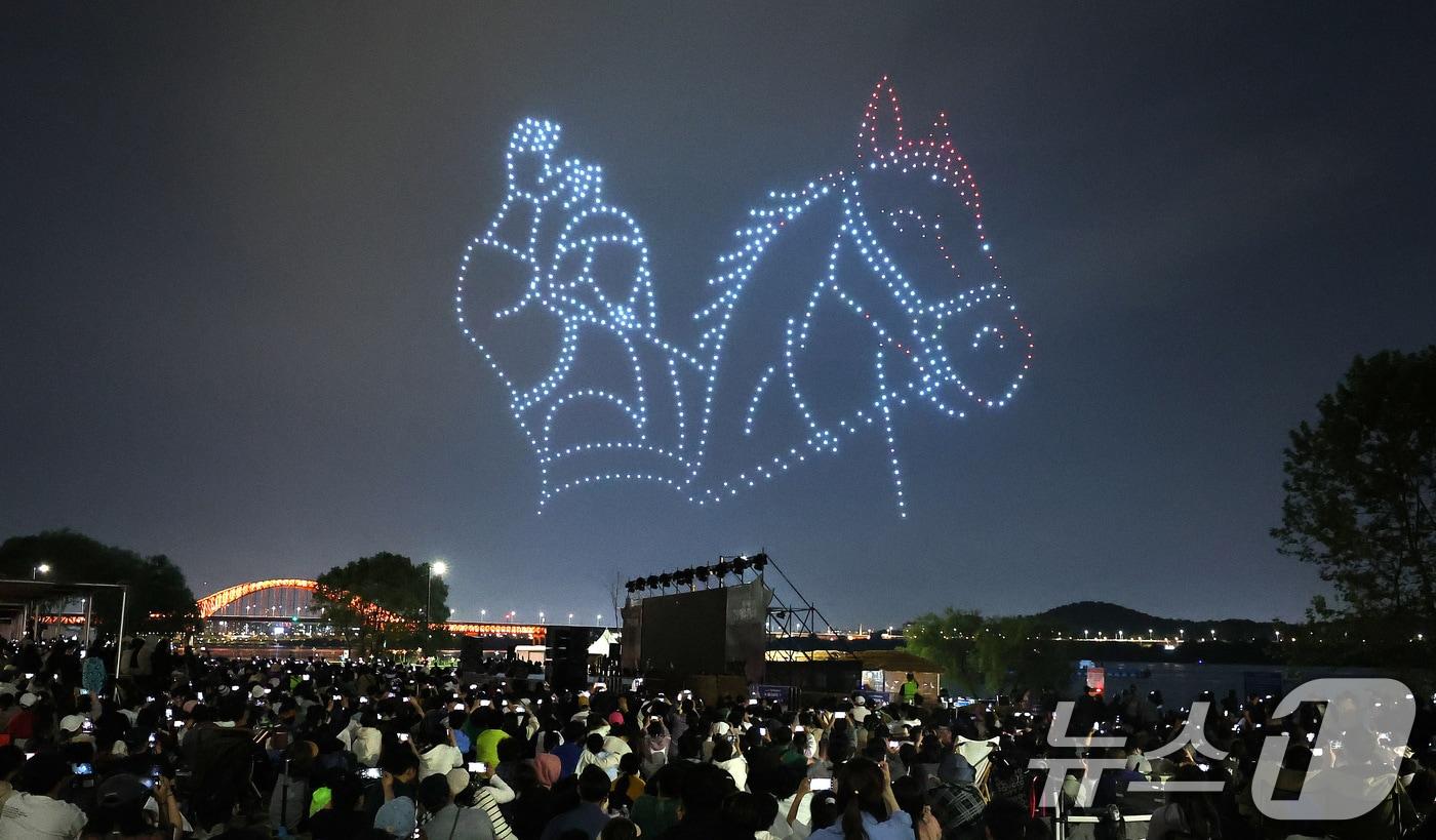 본문 이미지 - 작년 5월19일 오후 경기 고양시 행주산성 역사공원에서 열린 고양행주문화제에서 '불꽃 드론쇼'가 펼쳐지고 있다. 2024.5.19/뉴스1 ⓒ News1 박지혜 기자