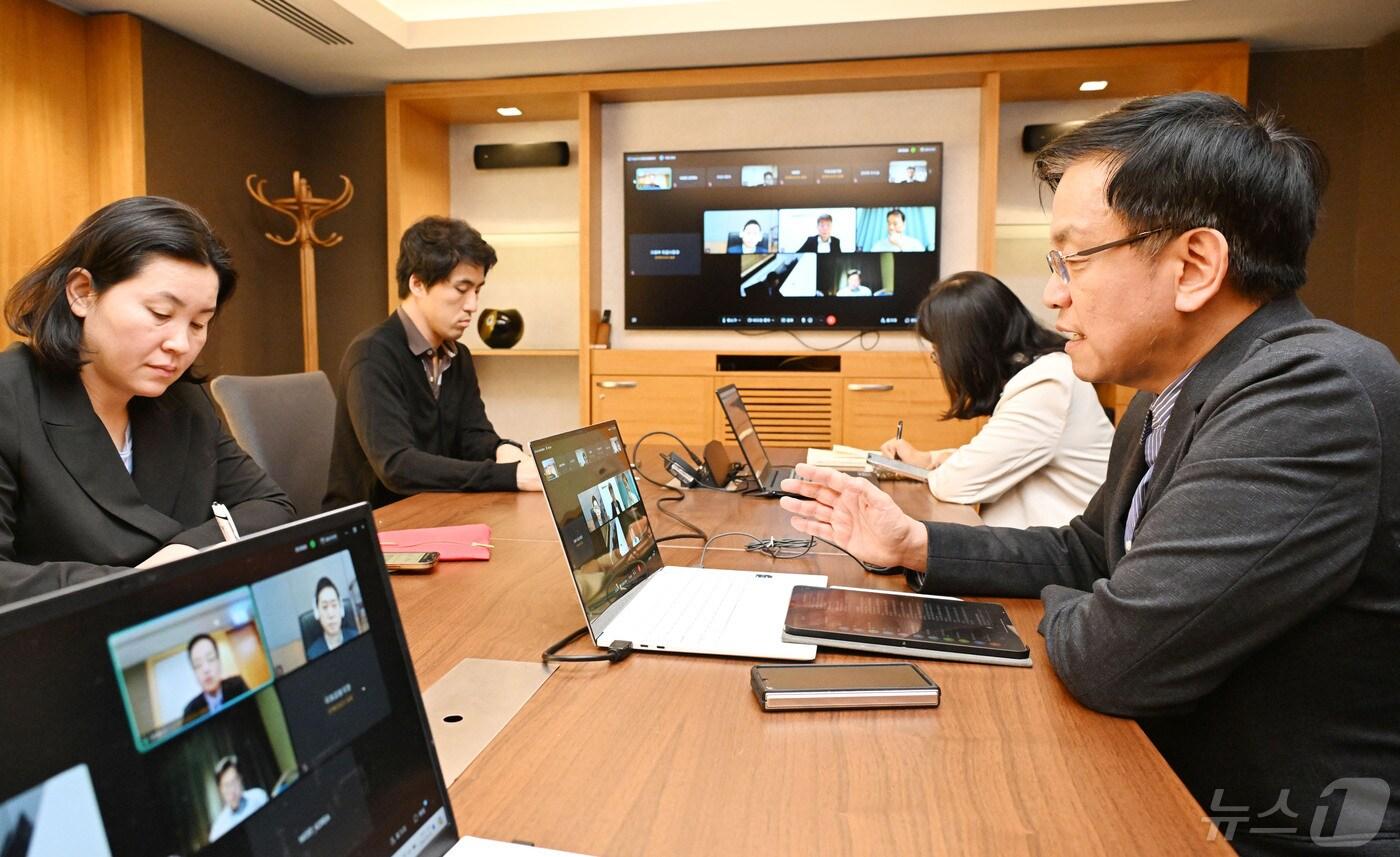 본문 이미지 - 한일중 재무장관회의, ASEAN+3 및 ADB 연차총회 참석차 해외출장 중인 최상목 부총리 겸 기획재정부 장관이 2일(현지시간) 중간 기착지인 튀르키예 이스탄불에서 화상으로 비상거시경제금융회의를 주재하고 있다(기획재정부 제공). 2024.5.2/뉴스1
