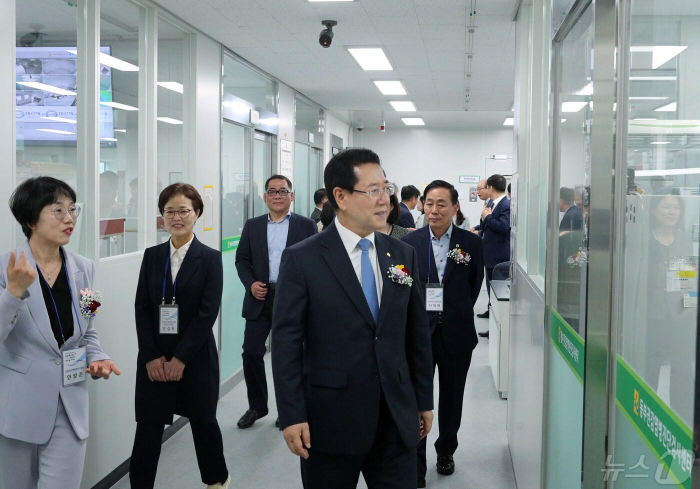 본문 이미지 - 김영록 전남지사가 새로 문을 연 전남 동부권 감염병진단검사센터를 둘러보고 있다.(전남도 제공)2024.5.2./뉴스1
