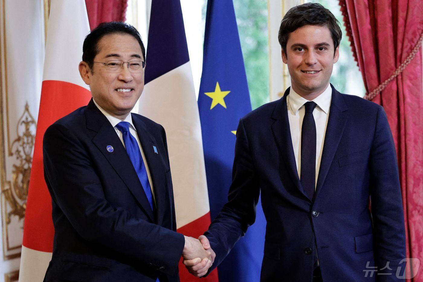 본문 이미지 - 1일(현지시간) 프랑스 파리 호텔 드 마티뇽에서 기시다 후미오 일본 총리(좌)와 가브리엘 아탈 프랑스 총리(우)가 악수를 나누고 있다. 2024.05.01/ ⓒ AFP=뉴스1 ⓒ News1 권진영 기자