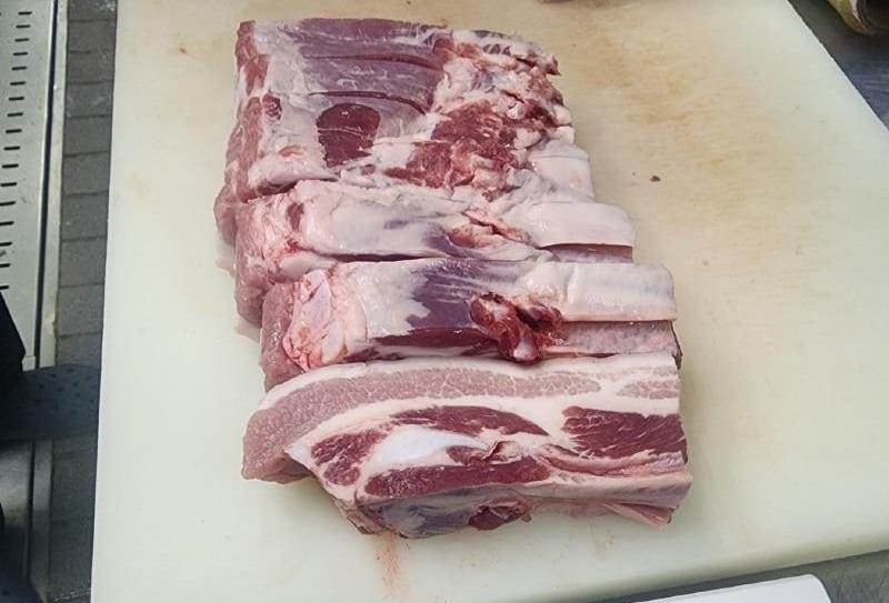 본문 이미지 - A 씨 가게에서 판매하는 흑돼지. (보배드림 갈무리)