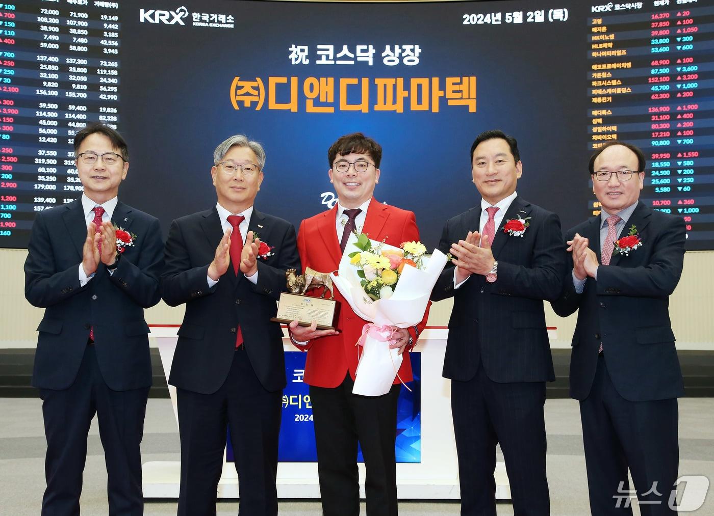 본문 이미지 - 2일 오전 서울 영등포구 한국거래소에서 열린 디앤디파마텍 코스닥시장 상장기념식에서 김대영 한국IR협의회 부회장(왼쪽부터), 홍순욱 한국거래소 코스닥시장본부장, 이슬기 디앤디파마텍 대표이사, 김성환 한국투자증권 대표이사, 강왕락 코스닥협회 부회장이 기념촬영을 하고 있다. (한국거래소 제공) 2024.5.2 ⓒ 뉴스1