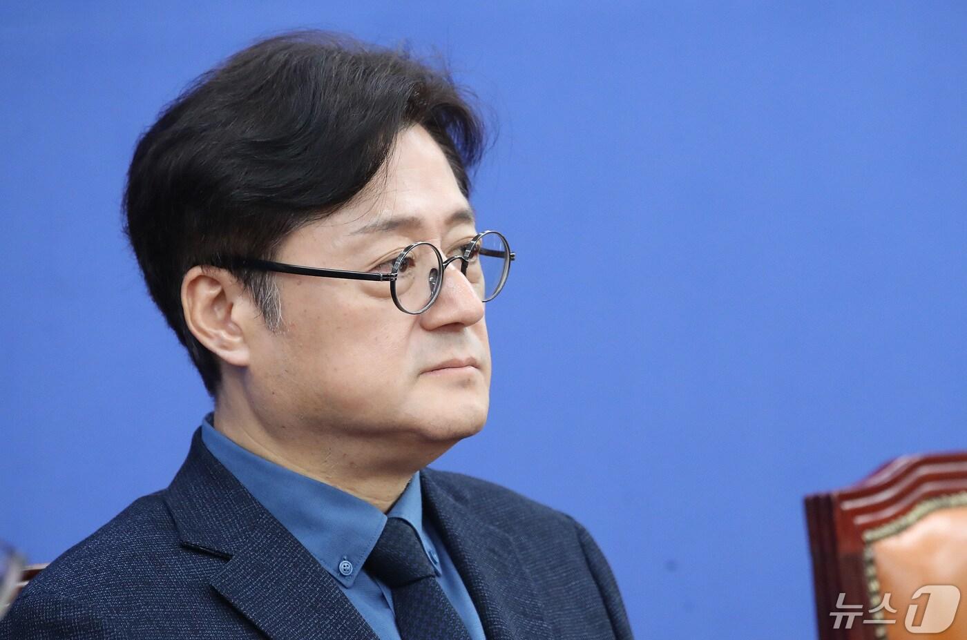 본문 이미지 - 홍익표 더불어민주당 원내대표가 2일 오전 서울 여의도 국회에서 열린 정책조정회의에서 생각에 잠겨 있다. 2024.5.2/뉴스1 ⓒ News1 임세영 기자