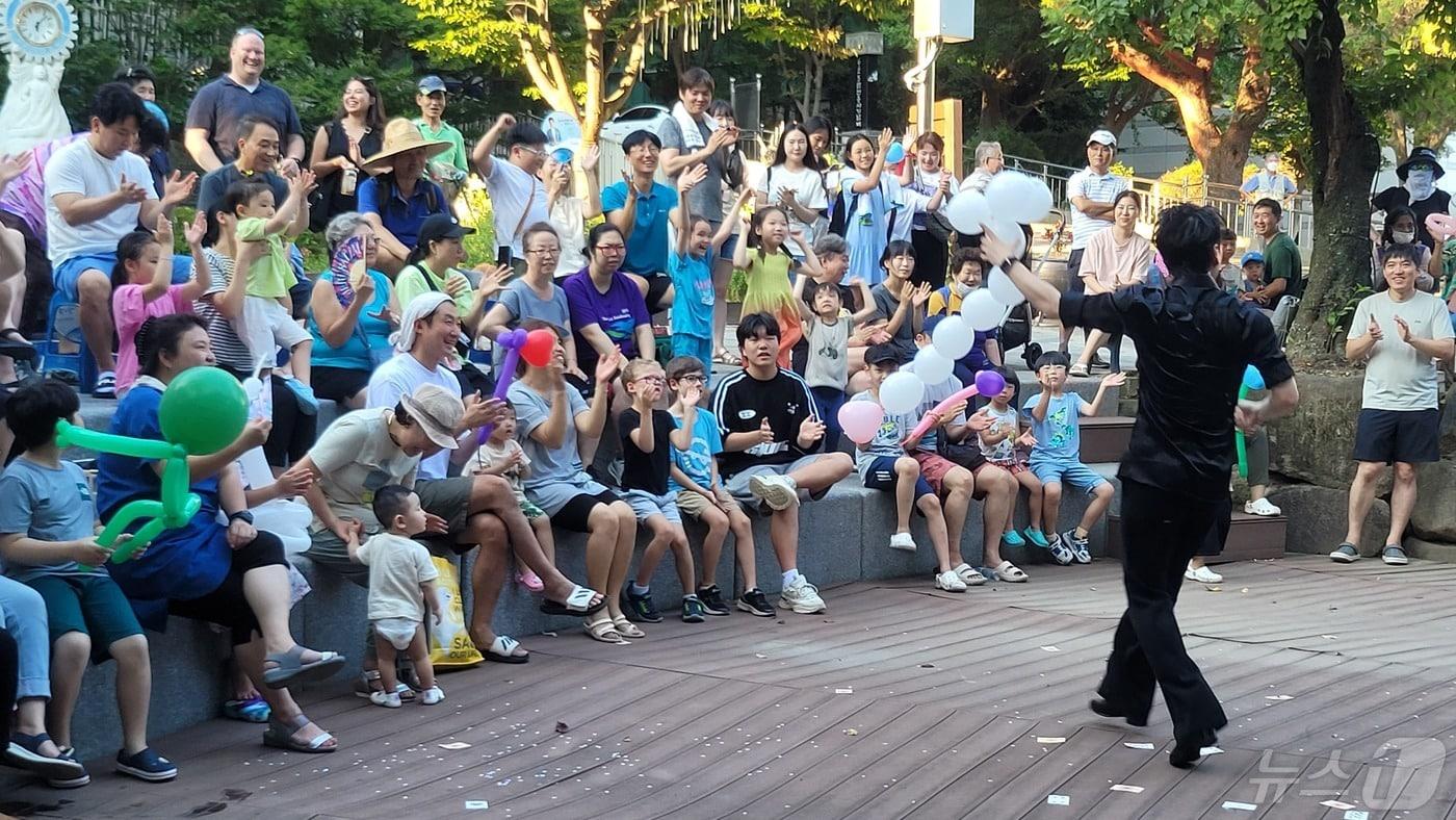 본문 이미지 - 지난해 어린이대공원 물놀이장 행사 문화프로그램 전경(부산시설공단 제공)