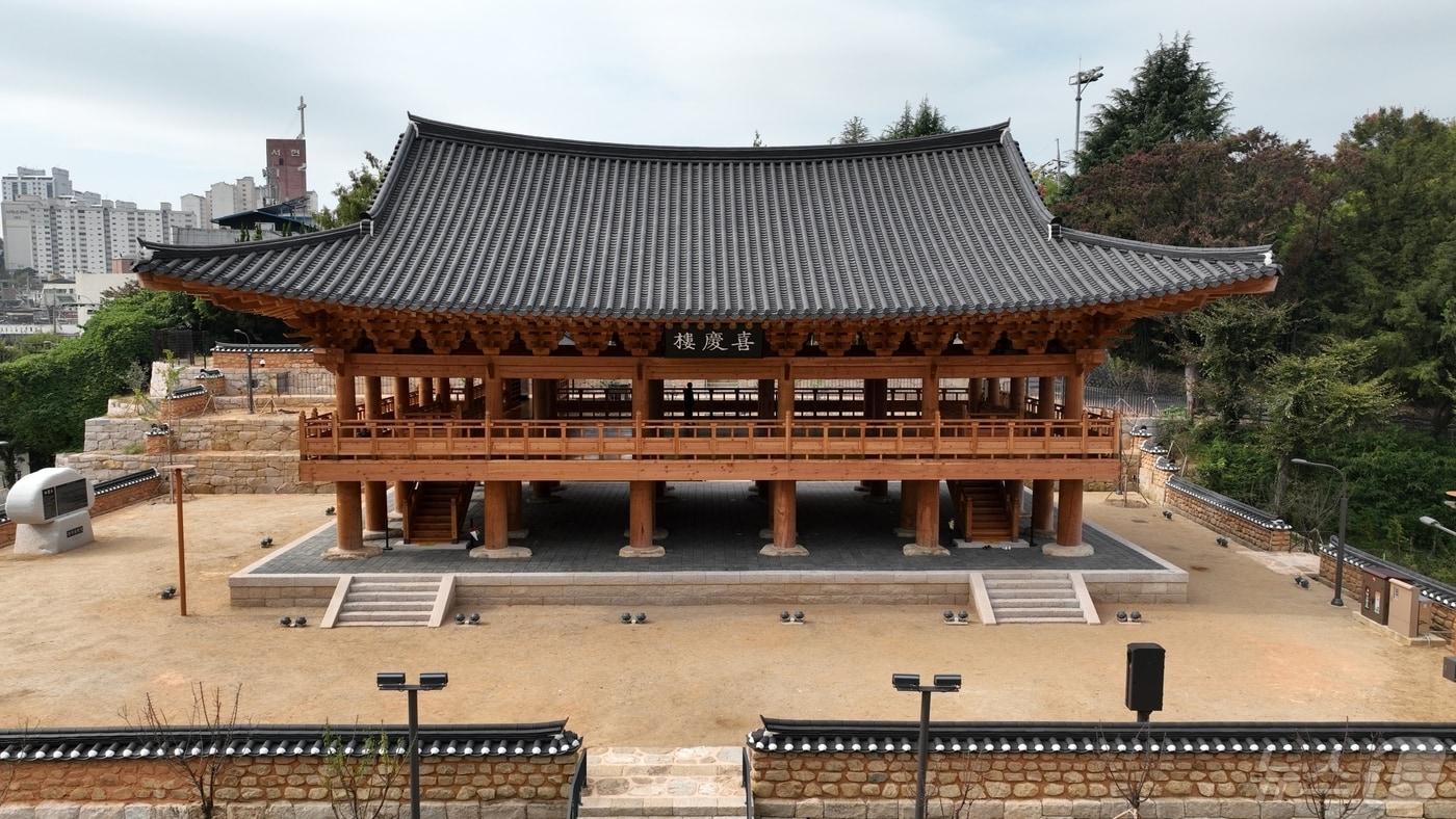 본문 이미지 - 광주공원에 중건된 '희경루' (광주문화재단 제공)  뉴스1