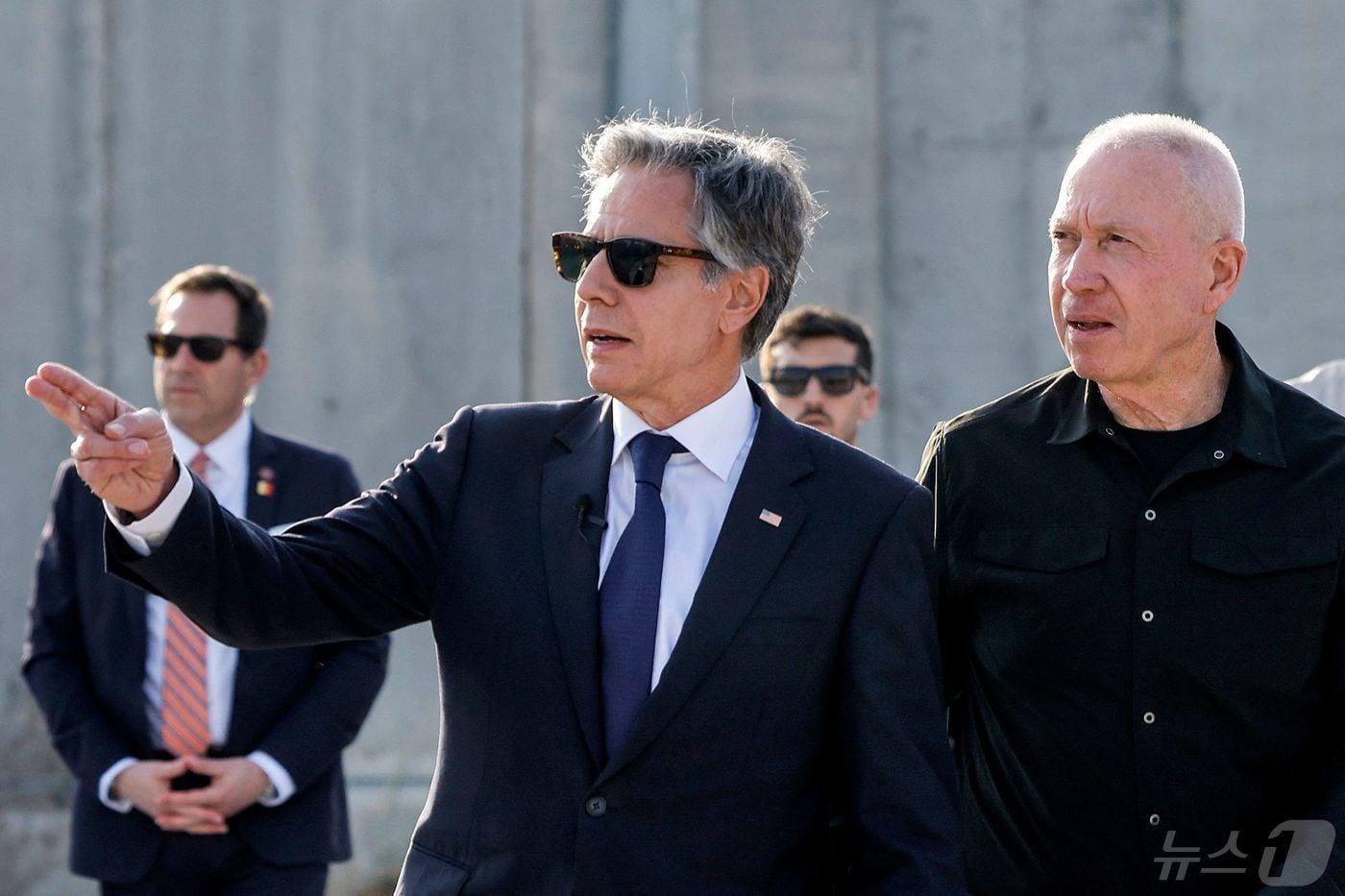 토니 블링컨 미국 국무장관이 지난 5월 1일(현지시간) 가자지구 케렘 샬롬 국경 검문소를 찾아 요아브 갈란트 이스라엘 국방장관과 걸어 가며 이야기를 나누는 모습<자료사진>.. 2024.05..01. ⓒ AFP=뉴스1 ⓒ News1 우동명 기자