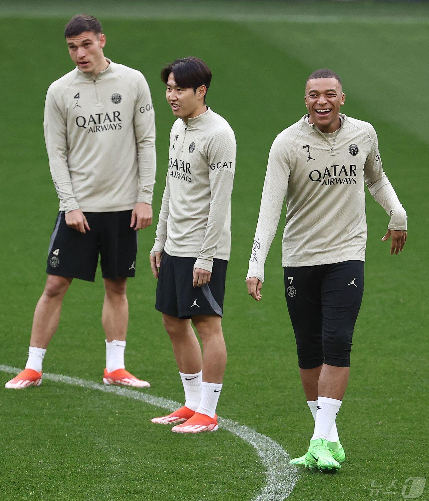 본문 이미지 - 도르트문트와의 경기를 앞두고 훈련하고 있는 이강인(가운데) ⓒ AFP=뉴스1