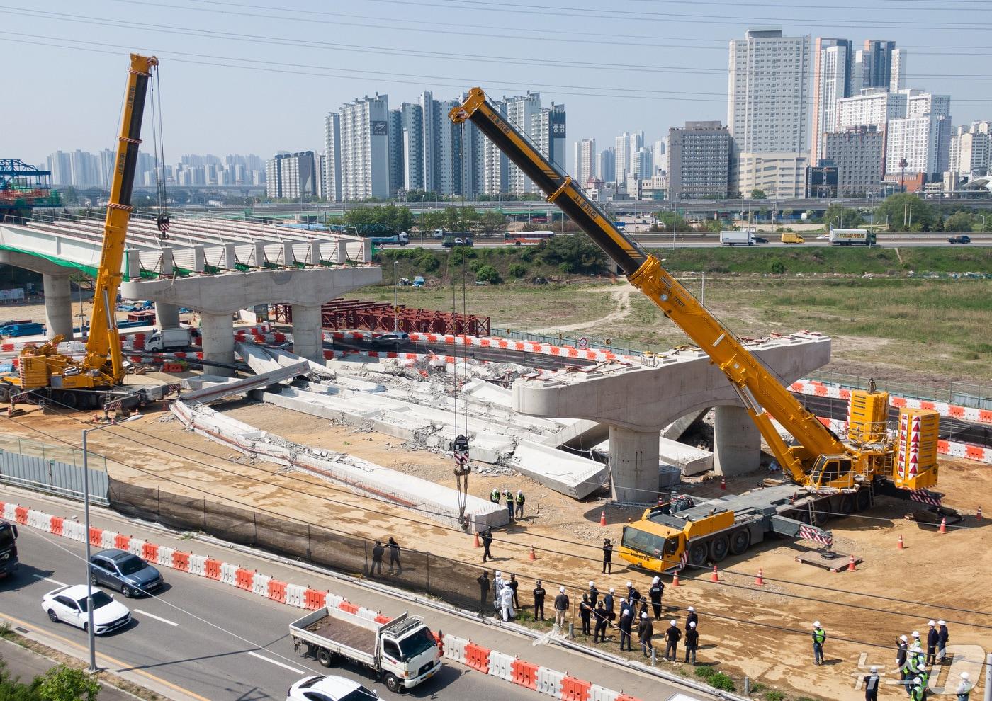 본문 이미지 - 유관기관 합동감식반이 2일 경기 시흥시 월곶동 월곶고가교 공사 현장 일대에서 고가교량 상판 구조물 붕괴사고에 대한 합동감식을 하고 있다.2024.5.2/뉴스1 ⓒ News1 유승관 기자