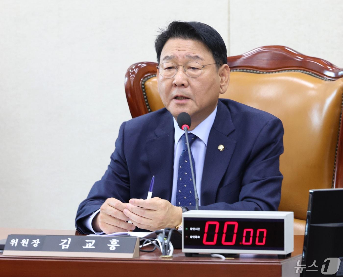 본문 이미지 - 김교흥 국회 행안위 위원장이 2일 서울 여의도 국회에서 열린 행정안전위원회 전체회의를 주재하고 있다. 2024.5.2/뉴스1 ⓒ News1 송원영 기자