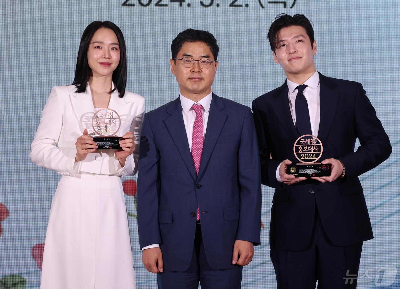 본문 이미지 - 배우 신혜선과 강하늘이 2일 서울 종로구 서울지방국세청 대회의실에서 열린 2024 국세청 홍보대사 위촉식에 참석해 김창기 국세청장과 기념 촬영을 하고 있다. 2024.5.2/뉴스1 ⓒ News1 김진환 기자