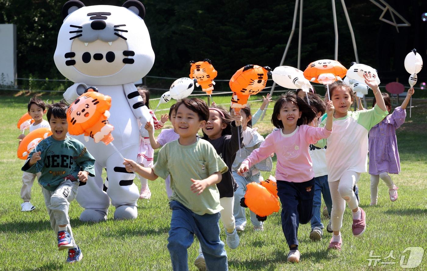 본문 이미지 - 2일 서울 송파구 올림픽공원 한성백제박물관에서 열린 어린이날 맞이 야외 학습에서 송파구청 어린이집 아이들이 뛰어 놀며 즐거운 시간을 보내고 있다. 2024.5.2/뉴스1 ⓒ News1 김명섭 기자