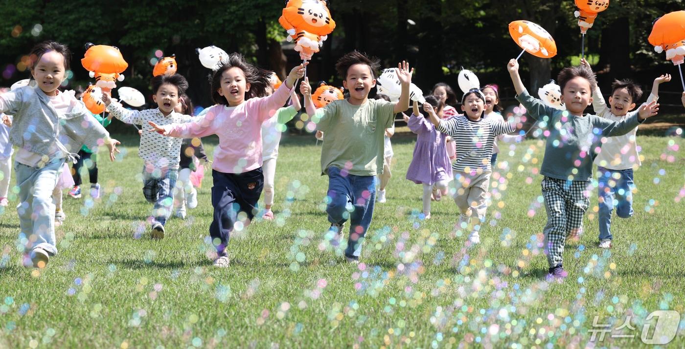 본문 이미지 - 2일 서울 송파구 올림픽공원 한성백제박물관에서 열린 어린이날 맞이 야외 학습에서 송파구청 어린이집 아이들이 뛰어 놀며 즐거운 시간을 보내고 있다. 2024.5.2/뉴스1 ⓒ News1 김명섭 기자