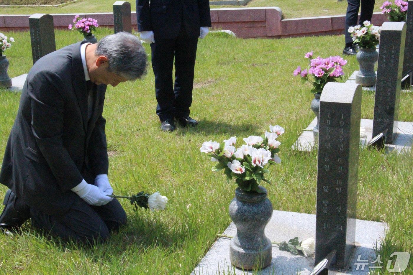 고 노태우 전 대통령의 장남 노재헌씨(59)가 2일 오전 광주 북구 국립 5·18민주묘지 참배 후 행방불명자의 묘를 찾아 헌화 후 묵념하고 있다.2024.5.2/뉴스1 ⓒ News1 박지현 기자