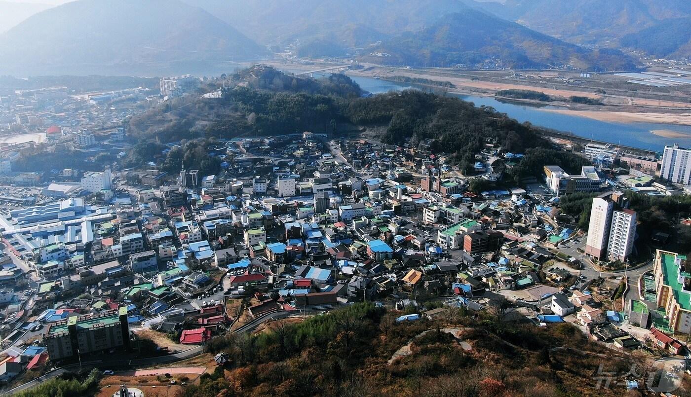 본문 이미지 - 경남 하동군보건소가 위치한 하동읍 전경.(하동군 제공)