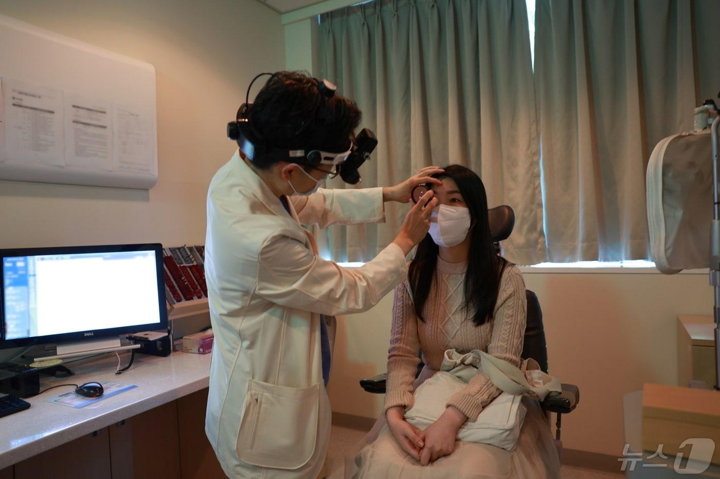 김상진 삼성서울병원 교수가 첫 적용대상 환자의 상태를 살피고 있다.