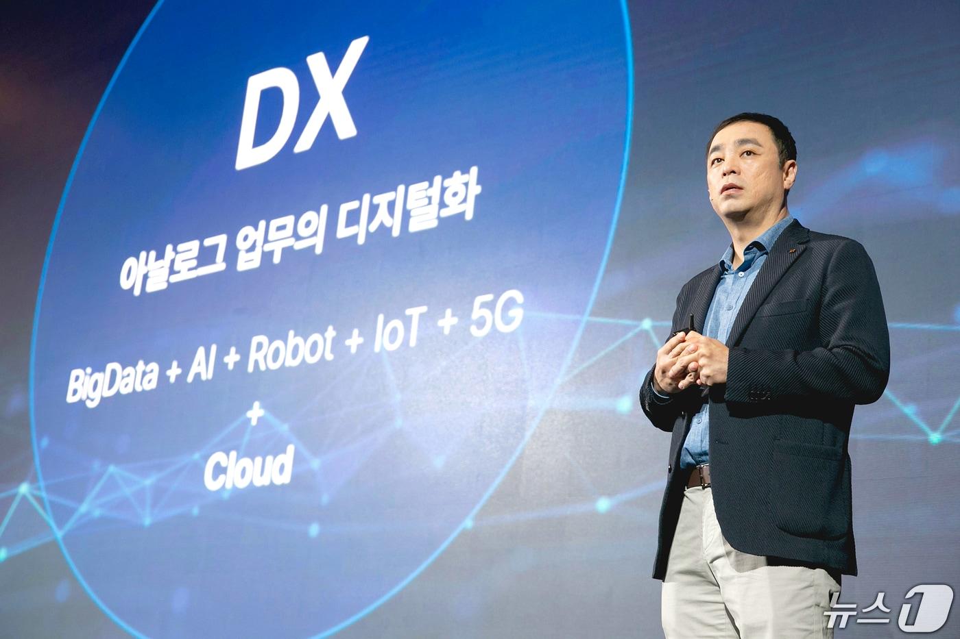 최지웅 KT 클라우드 대표가 2일 오전 서울 강남구 그랜드 인터컨티넨탈 서울 파르나스에서 열린 'KT클라우드 서밋 2024'에서 키노트 발표를 하고 있다. (KT 제공) 2024.5.2/뉴스1
