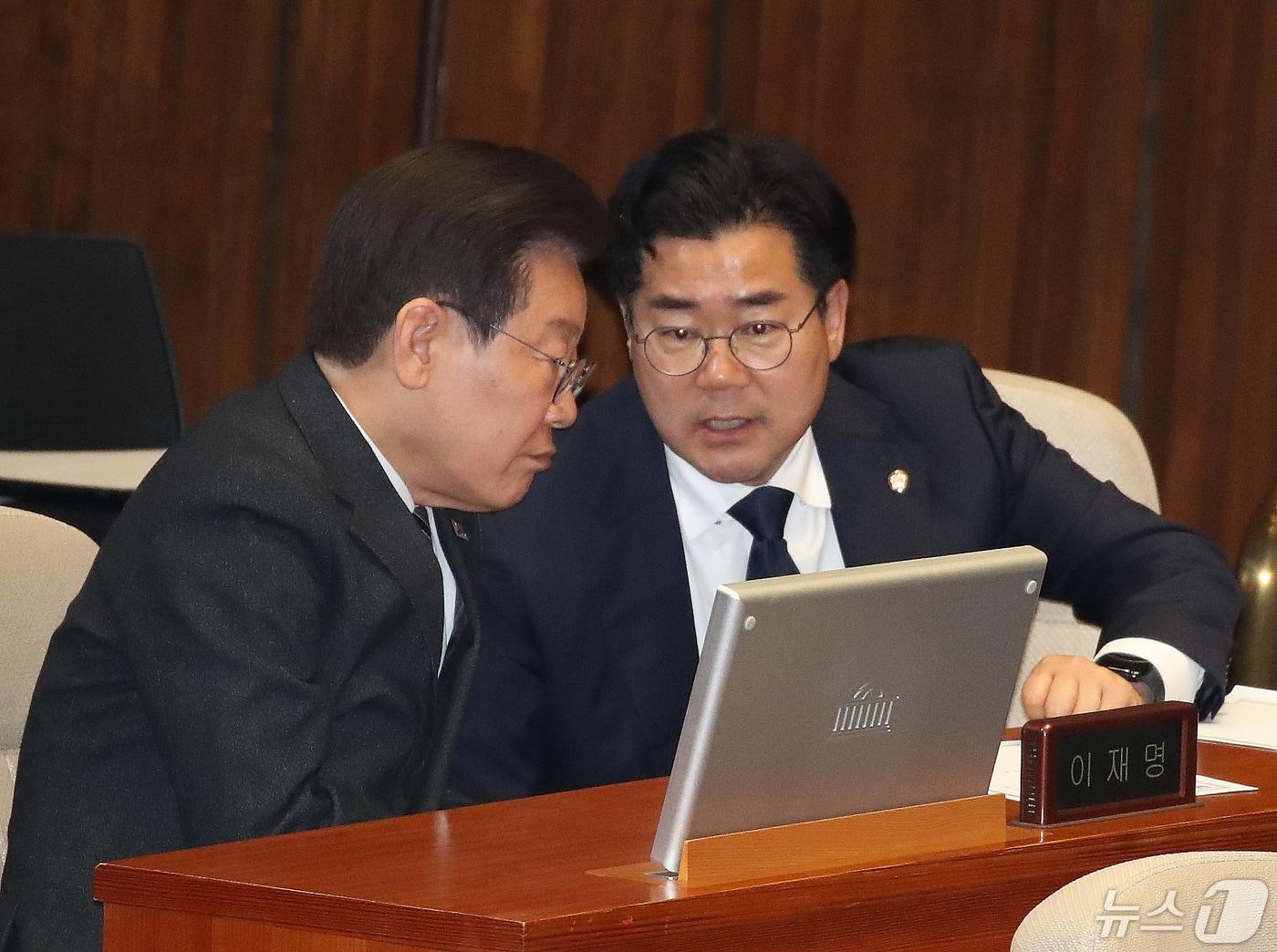 본문 이미지 - 이재명 더불어민주당 대표와 박찬대 최고위원이 2일 서울 여의도 국회에서 열린 제414회국회(임시회) 제1차 본회의에서 이야기를 나누고 있다. 2024.5.2/뉴스1 ⓒ News1 임세영 기자