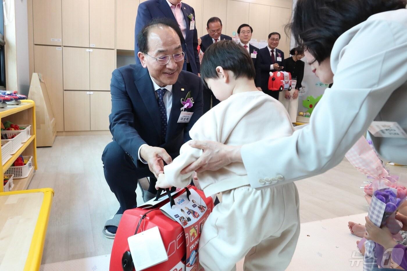 이성해 국가철도공단 이사장(왼쪽)이 2일 개원한 거제역 철도 어린이집 '키즈레일'에서 어린이에게 기념품을 전달하고 있다. (철도공단 제공) /뉴스1 