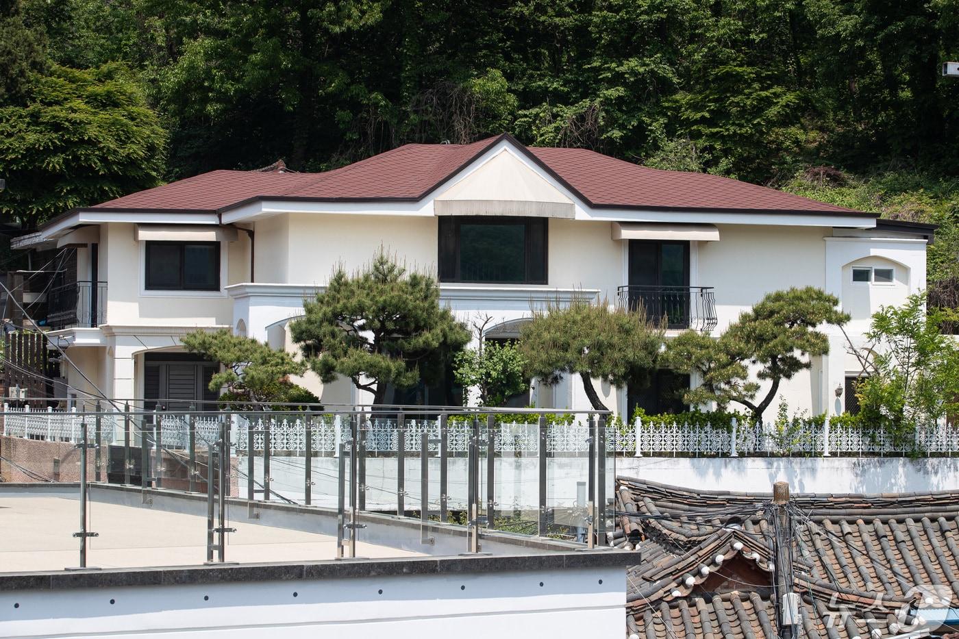 2일 서울 서초구 내곡동 박근혜 전 대통령의 옛 사저 모습. 내곡동 사저의 현 소유주인 연예기획사 아이오케이컴퍼니는 지난해 말 내곡동 사저를 38억 원에 내놓은 것으로 나타났다.  2024.5.2/뉴스1 ⓒ News1 유승관 기자