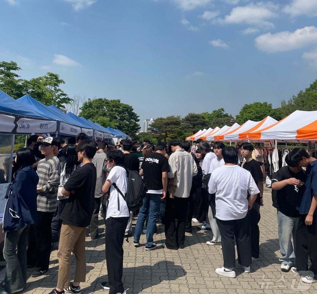 본문 이미지 - 청주대학교가 2일부터 4일까지 우암대동제를 열고 있는 가운데 플리마켓을 찾은 재학생들이 붐비고 있다.(청주대 제공)/뉴스1