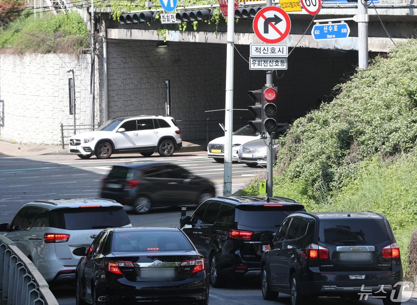 본문 이미지 - 2일 오후 경기 용인시 수지구 풍덕천사거리에 우회전 신호등이 설치돼 있다.  2024.5.2/뉴스1 ⓒ News1 김영운 기자