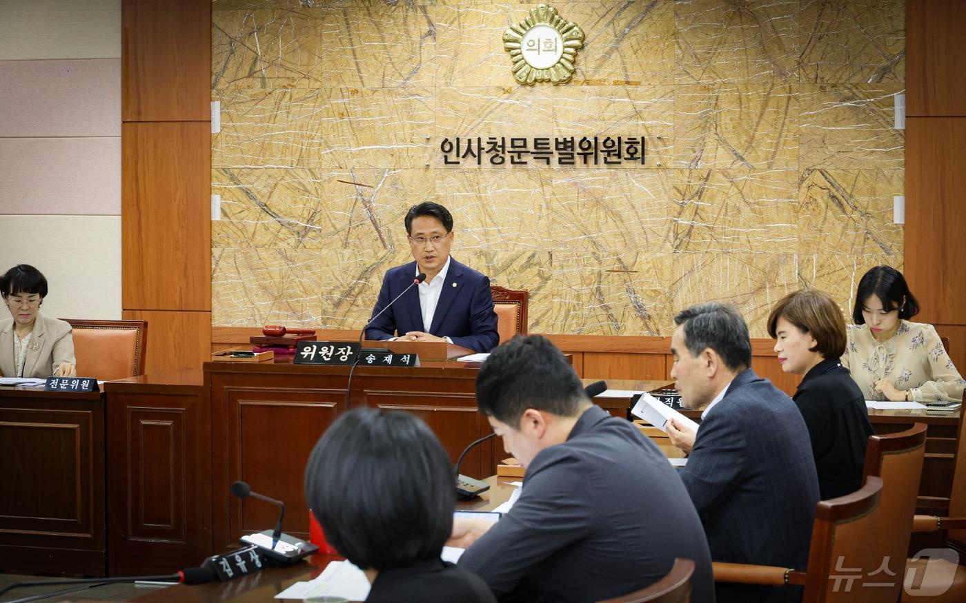 본문 이미지 -  2일 김해시의회 인사청문특별위원회가 김재원 김해연구원 원장 임용후보자에 대한 인사청문회 결과보고서를 의결하고 있는 장면(김해시의회 제공) 