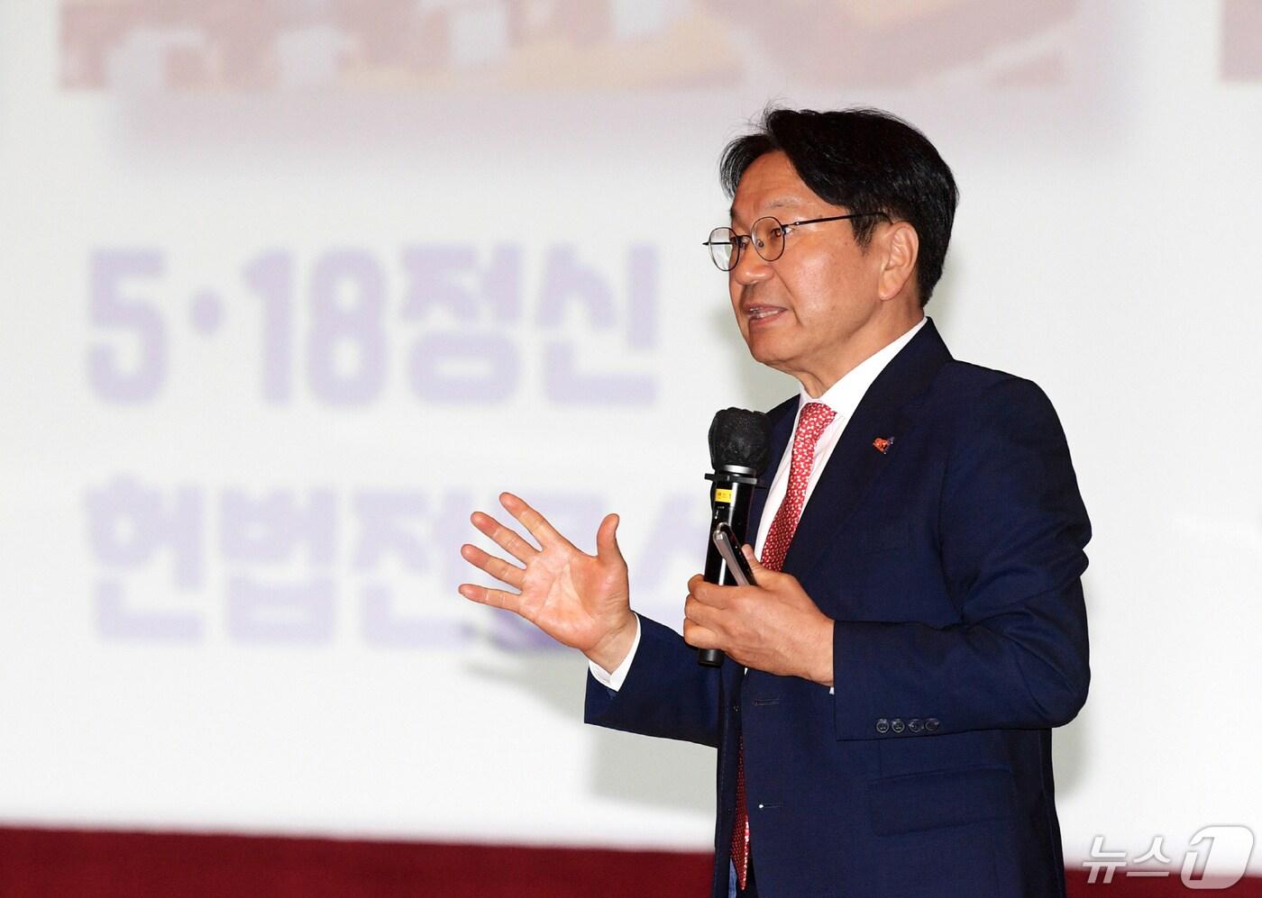 강기정 광주시장이 2일 오전 시청 대회의실에서 열린 5월중 정례조회에 참석해 5‧18통합조례 공포선언과 오월정신계승 메시지를 발표하고 있다.(광주시 제공)2024.5.2/뉴스1