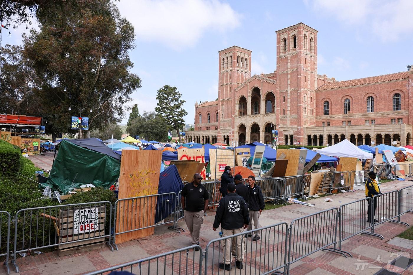 본문 이미지 - 캘리포니아대 로스앤젤레스(UCLA) 캠퍼스 교정에서 1일(현지시간) 친(親)팔레스타인·가자전쟁 종전 천막 농성이 열린 가운데 이스라엘을 지지하는 학생들과의 충돌을 방지하기 위해 학교 안전요원이 시위 장소를 순찰하고 있다. 2024.05.01. ⓒ 로이터=뉴스1