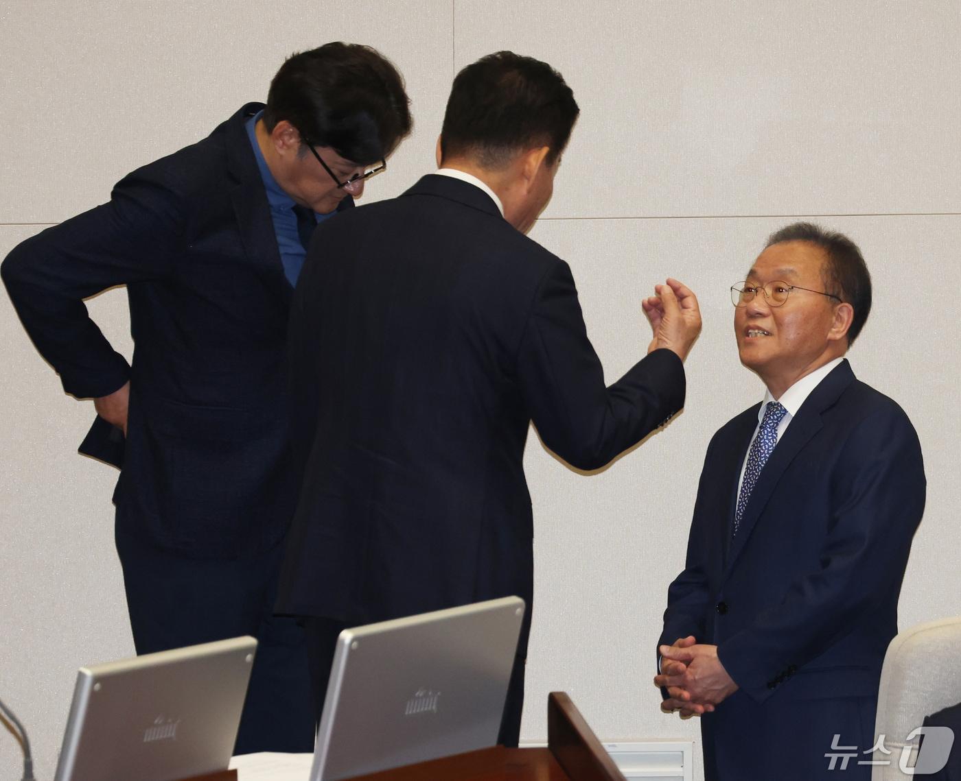 본문 이미지 - 김진표 국회의장과 윤재옥 국민의힘 원내대표 겸 당대표 권한대행, 홍익표 더불어민주당 원내대표가 2일 서울 여의도 국회에서 열린 제414회국회(임시회) 제1차 본회의에서 '채상병특검법'(순직 해병수사 방해 및 사건 은폐 등의 진상규명을 위한 특별검사의 임명 등에 관한 법률안) 상정과 관련 대화를 하고 있다. 2024.5.2/뉴스1 ⓒ News1 송원영 기자