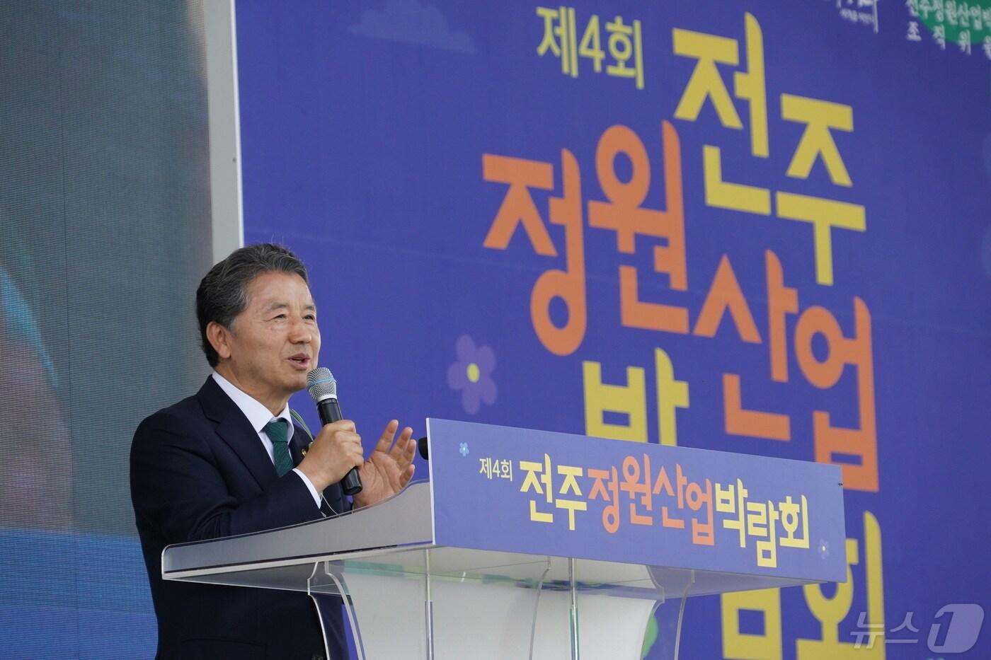 남성현 산림청장이 제4회 전주정원산업박람회 개막식에서 축사를 하고 있다.&#40;산림청 제공&#41; / 뉴스1