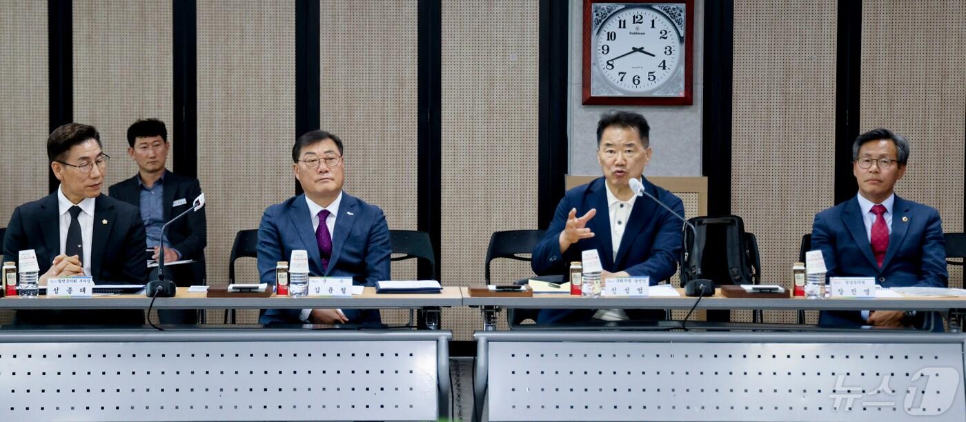 본문 이미지 - 신성범 국회의원 당선인(오른쪽 두번째)과 김윤철 합천군수(오른쪽 세번째)가 2일 합천군청 대회의실에서 정책간담회를 하고 있다(합천군 제공). 2024.5.2