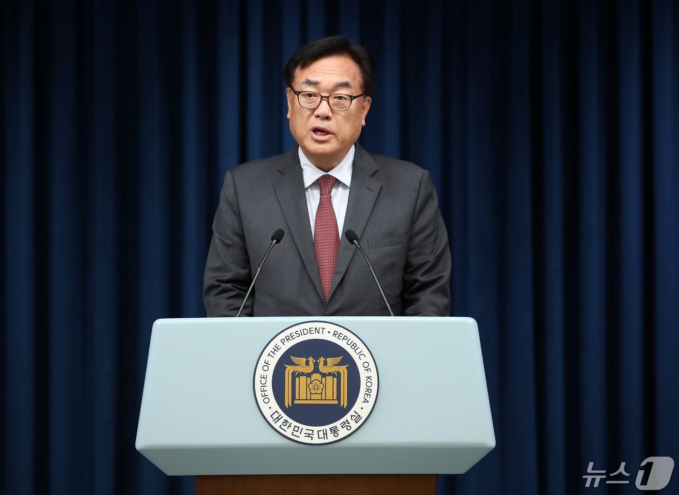 본문 이미지 - 정진석 대통령 비서실장이 2일 오후 용산 대통령실 청사에서 '채상병 특검법' 본회의 통과와 관련한 브리핑을 하고 있다. 2024.5.2/뉴스1 ⓒ News1 오대일 기자