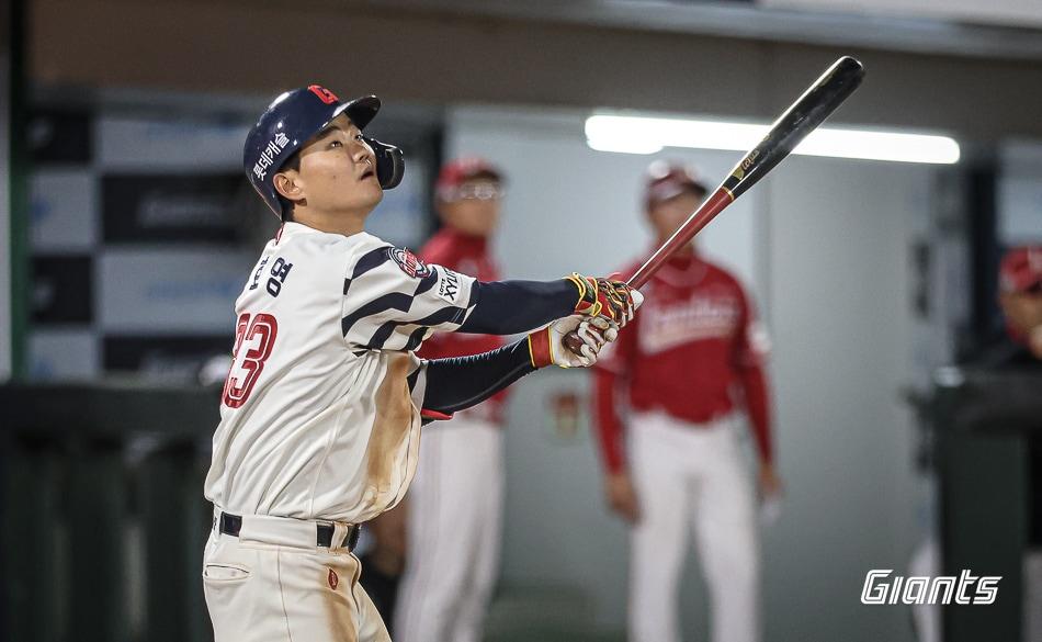 본문 이미지 - 손호영은 롯데 자이언츠 유니폼을 입은 뒤 야구 인생의 꽃을 피우고 있다. (롯데 자이언츠 제공)