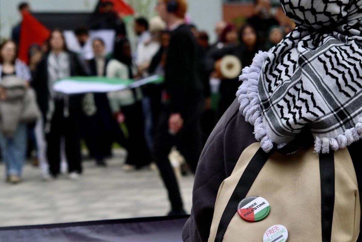 본문 이미지 - 1일&#40;현지시간&#41; 오후 영국 셰필드대학교 캠퍼스 안에서 학생들이 야영 텐트를 설치하고 가자지구 전쟁 반대 시위에 참여하고 있다.&#40;SCCP의 X 포스팅 갈무리&#41;