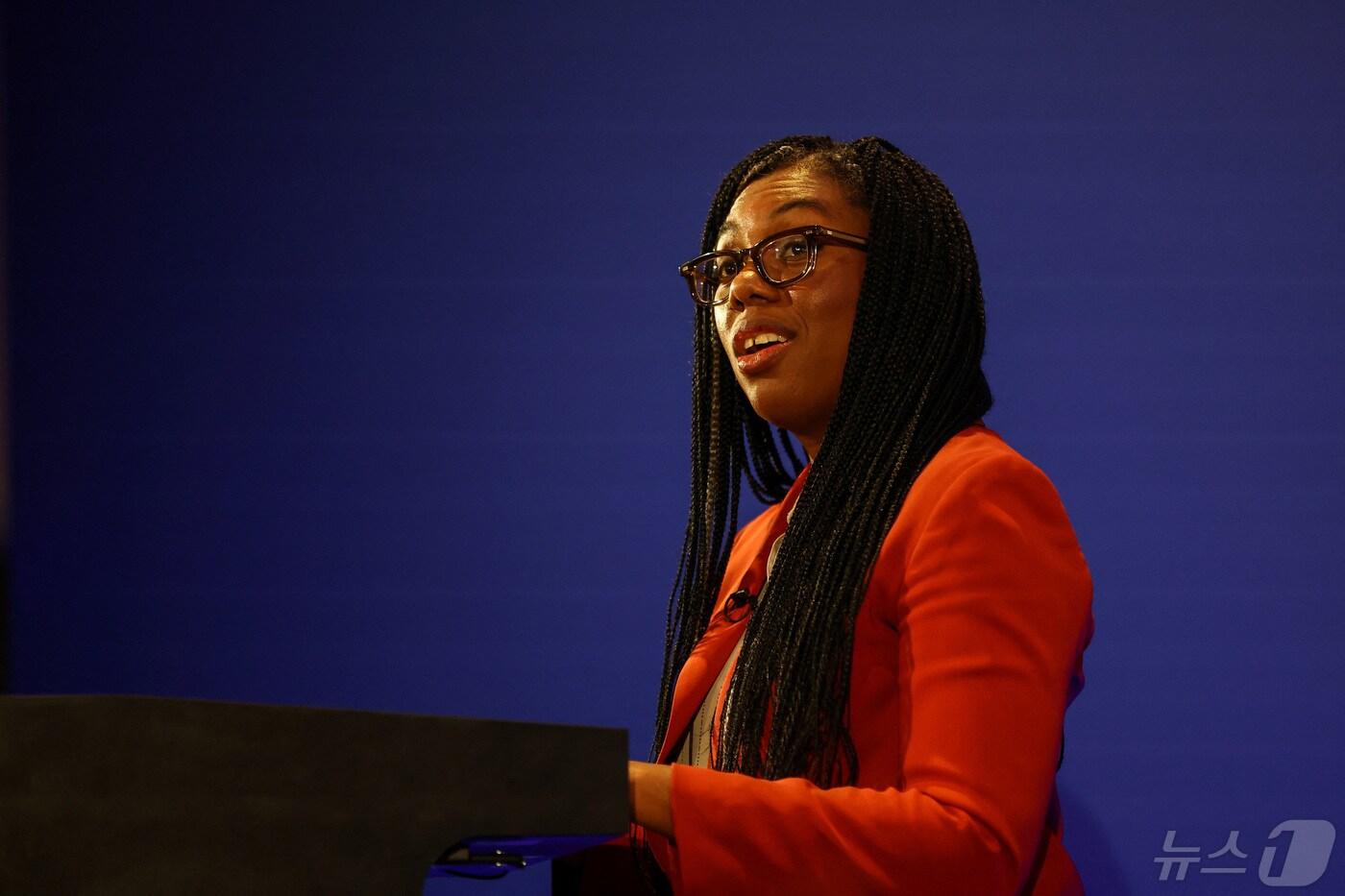 영국 코번트리 제조기술센터에서 케미 바데노크 여성·평등부 장관이 기자들의 질문에 답변하고 있다. 2024.03.18/ ⓒ 로이터=뉴스1 ⓒ News1 권진영 기자