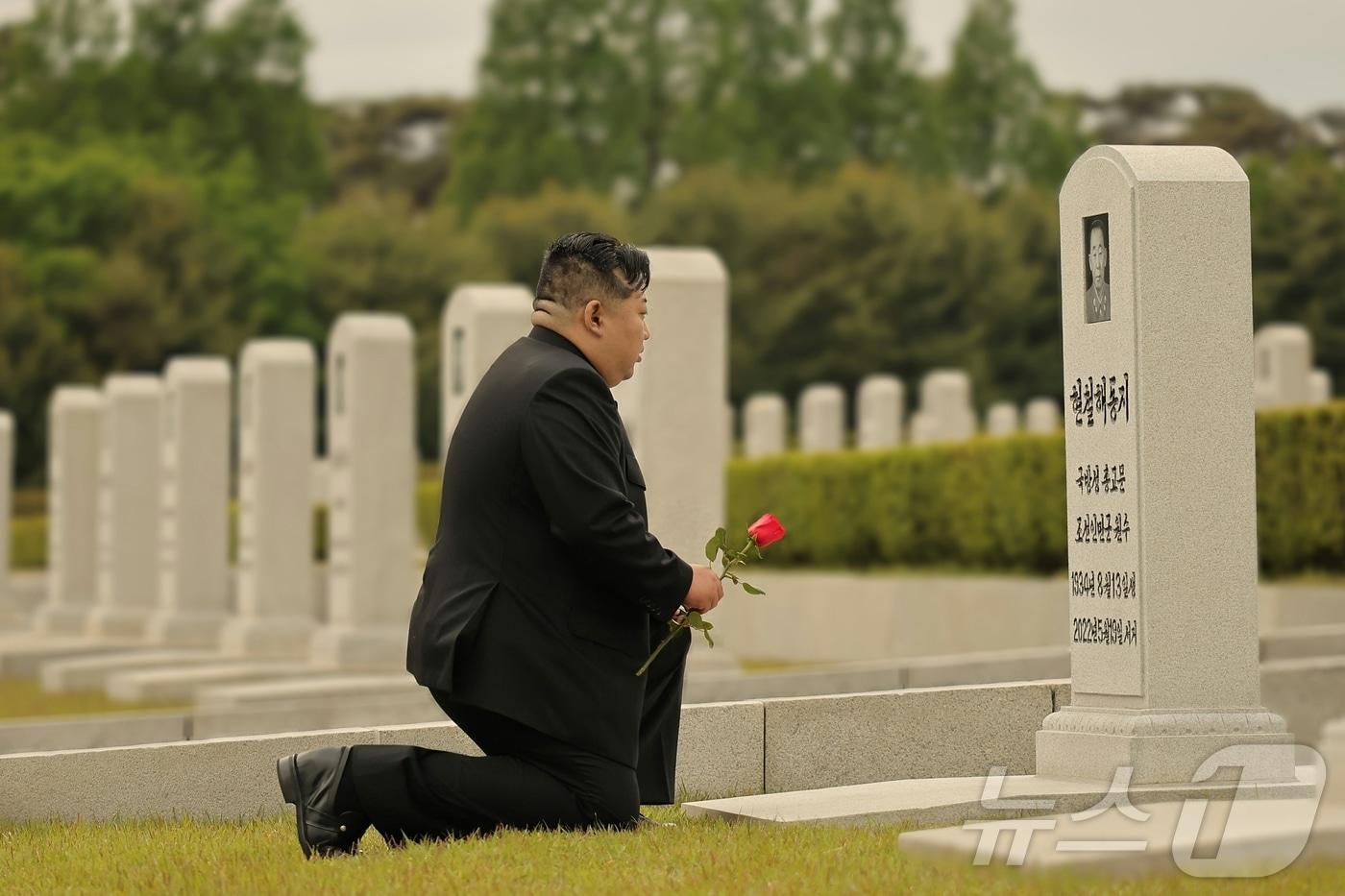 본문 이미지 - (평양 노동신문=뉴스1) = 북한 노동당 기관지 노동신문은 김정은 총비서가 지난 19일 현철해 사망 2주기를 맞아 신미리애국열사릉을 방문해 묘소에 꽃송이를 진정했다고 20일 보도했다. [국내에서만 사용가능. 재배포 금지. DB 금지. For Use Only in the Republic of Korea. Redistribution Prohibited] rodongphoto@news1.kr